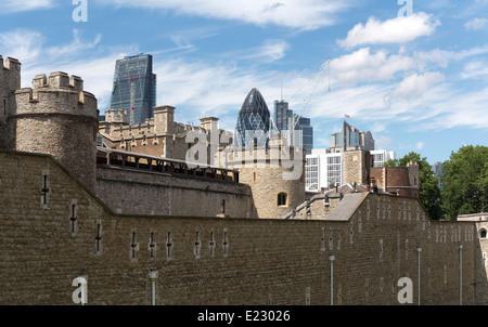 Partie de la Tour de Londres avec des immeubles modernes dans le contexte, y compris le Gherkin Banque D'Images