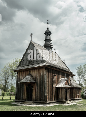 Historique ancienne église catholique en bois peu, Pologne Banque D'Images