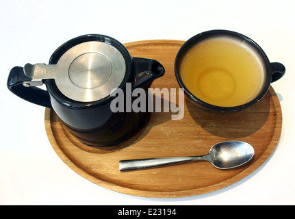 Pot et tasse de thé à la menthe dans un café de Londres Banque D'Images