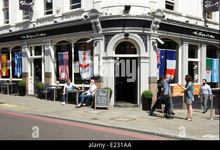 Drapeaux nationaux sur London pub montrant matches de Coupe du Monde 2014 Banque D'Images