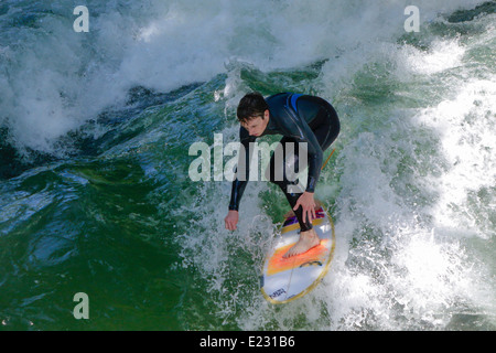 Surfer sur la vague de Eisbach Isar, jardin anglais, Munich, Haute-Bavière, Bavaria, Germany, Europe Banque D'Images