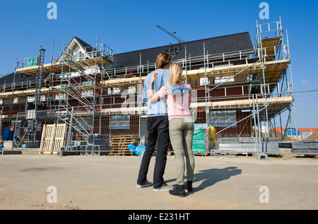 Jeune couple à la recherche de maisons nouvellement construites on construction site Banque D'Images