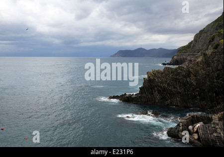 Les falaises le long de la mer Méditerranée à Cinque Terre, Italie. Banque D'Images