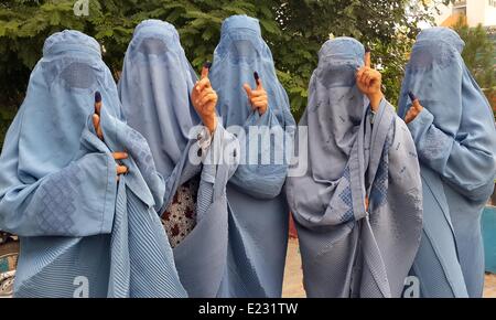 Les femmes afghanes en burqa traitional montrent les doigts à l'encre après avoir voté le 14 juin 2014 à Herat, Afghanistan. Les Afghans à choisir un nouveau president pour remplacer le chef sortant Hamid Karzaï. Banque D'Images