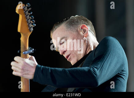 Bensheim, Allemagne. 13 Juin, 2014. Le musicien canadien Bryan Adams effectue un concert en plein air au niveau de l'état de Hesse (festival Hessentag jour) à Bensheim, Allemagne, 13 juin 2014. Photo : Boris Roessler/dpa/Alamy Live News Banque D'Images