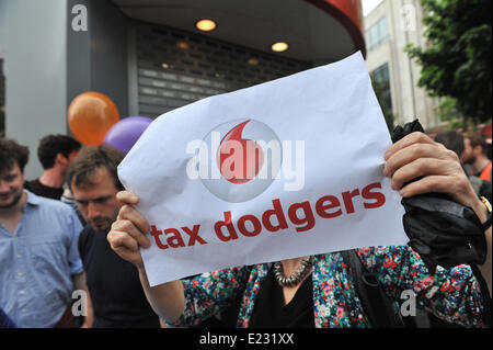 Oxford Street, Londres, Royaume-Uni. 14 juin 2014. Manifestants devant le magasin de Vodaphone sur Oxford Street, partie d'une journée d'action nationale contre l'évasion fiscale. Crédit : Matthieu Chattle/Alamy Live News Banque D'Images