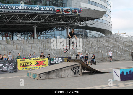 Sport de rue la concurrence extrême sur des vélos sur la rue de Minsk, juin 2014 jeux Banque D'Images