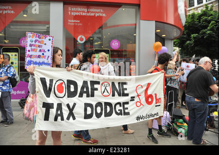 Oxford Street, Londres, Royaume-Uni. 14 juin 2014. Manifestants devant le magasin de Vodaphone sur Oxford Street, partie d'une journée d'action nationale contre l'évasion fiscale. Crédit : Matthieu Chattle/Alamy Live News Banque D'Images