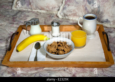 Petit-déjeuner sain composé de céréales, de jus d'Orange, Banane et café sur un plateau de petit-déjeuner Banque D'Images