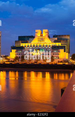 Le Secret Intelligence Service moderne bâtiment dans Vauxhall, Londres la nuit Banque D'Images