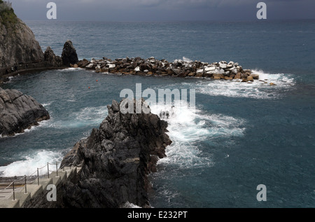 Les falaises le long de la mer Méditerranée à Cinque Terre, Italie. Banque D'Images