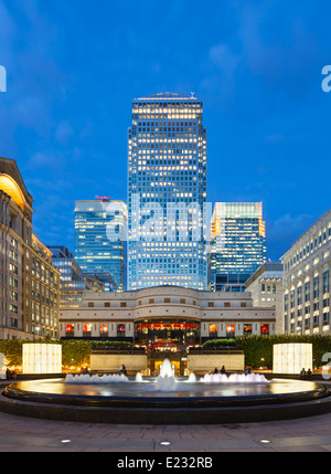 Carré Cabot dans le quartier de Canary Wharf moderne avec ses banques et gratte-ciel de nuit Banque D'Images