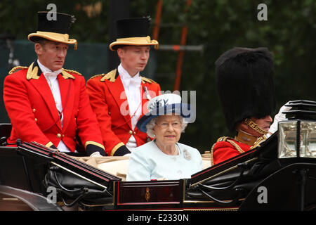Londres, Royaume-Uni. 14 juin 2014. La Reine Elizabeth de RH avec le Prince Philippe Duc d'Édimbourg vu sur calèches Crédit : David mbiyu/Alamy Live News Banque D'Images