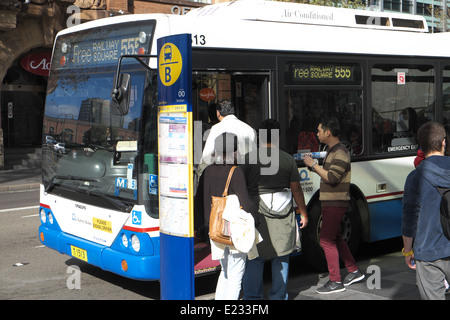 Les navetteurs embarquant dans un bus à impériale de Sydney à chippendale, Sydney, nouvelle-galles du sud, australie Banque D'Images