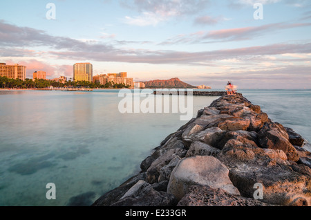 Coucher du soleil vu de la digue sur la plage de Waikiki à Oahu, Hawaii Banque D'Images