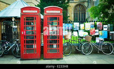Deux cabines téléphoniques rouges British Telecom, England, UK Banque D'Images