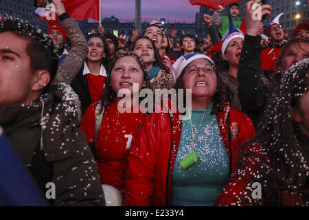 Santiago, Chili. 13 Juin, 2014. célébration dans Santiago de Chili contre le triomphe Plattform contre l'Australie dans la Coupe du Monde du Brésil. a été monté sur un écran géant en face du Palais du Gouvernement, où des centaines de personnes se sont avancées avant l'événement sportif © Claudio Abarca Sandoval/NurPhoto ZUMAPRESS.com/Alamy/Live News Banque D'Images