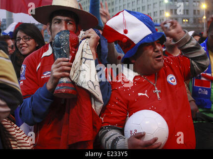 Santiago, Chili. 13 Juin, 2014. célébration dans Santiago de Chili contre le triomphe Plattform contre l'Australie dans la Coupe du Monde du Brésil. a été monté sur un écran géant en face du Palais du Gouvernement, où des centaines de personnes se sont avancées avant l'événement sportif © Claudio Abarca Sandoval/NurPhoto ZUMAPRESS.com/Alamy/Live News Banque D'Images