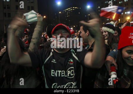 Santiago, Chili. 13 Juin, 2014. célébration dans Santiago de Chili contre le triomphe Plattform contre l'Australie dans la Coupe du Monde du Brésil. a été monté sur un écran géant en face du Palais du Gouvernement, où des centaines de personnes se sont avancées avant l'événement sportif © Claudio Abarca Sandoval/NurPhoto ZUMAPRESS.com/Alamy/Live News Banque D'Images