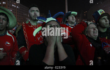 Santiago, Chili. 13 Juin, 2014. célébration dans Santiago de Chili contre le triomphe Plattform contre l'Australie dans la Coupe du Monde du Brésil. a été monté sur un écran géant en face du Palais du Gouvernement, où des centaines de personnes se sont avancées avant l'événement sportif © Claudio Abarca Sandoval/NurPhoto ZUMAPRESS.com/Alamy/Live News Banque D'Images