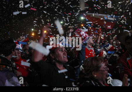 Santiago, Chili. 13 Juin, 2014. célébration dans Santiago de Chili contre le triomphe Plattform contre l'Australie dans la Coupe du Monde du Brésil. a été monté sur un écran géant en face du Palais du Gouvernement, où des centaines de personnes se sont avancées avant l'événement sportif © Claudio Abarca Sandoval/NurPhoto ZUMAPRESS.com/Alamy/Live News Banque D'Images