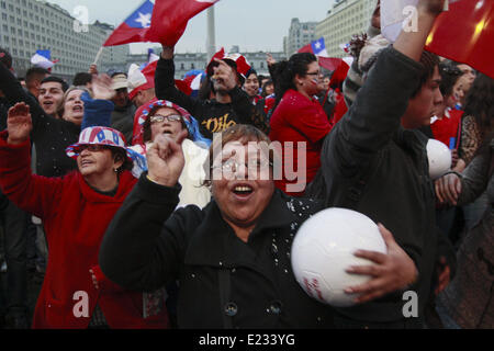 Santiago, Chili. 13 Juin, 2014. célébration dans Santiago de Chili contre le triomphe Plattform contre l'Australie dans la Coupe du Monde du Brésil. a été monté sur un écran géant en face du Palais du Gouvernement, où des centaines de personnes se sont avancées avant l'événement sportif © Claudio Abarca Sandoval/NurPhoto ZUMAPRESS.com/Alamy/Live News Banque D'Images