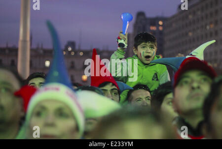 Santiago, Chili. 13 Juin, 2014. célébration dans Santiago de Chili contre le triomphe Plattform contre l'Australie dans la Coupe du Monde du Brésil. a été monté sur un écran géant en face du Palais du Gouvernement, où des centaines de personnes se sont avancées avant l'événement sportif © Claudio Abarca Sandoval/NurPhoto ZUMAPRESS.com/Alamy/Live News Banque D'Images