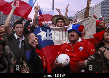 Santiago, Chili. 13 Juin, 2014. célébration dans Santiago de Chili contre le triomphe Plattform contre l'Australie dans la Coupe du Monde du Brésil. a été monté sur un écran géant en face du Palais du Gouvernement, où des centaines de personnes se sont avancées avant l'événement sportif © Claudio Abarca Sandoval/NurPhoto ZUMAPRESS.com/Alamy/Live News Banque D'Images