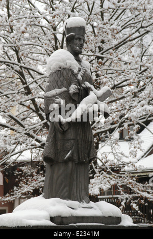 La neige statue de St Jean Népomucène au Lazebnicky Pont sur la Vltava à Cesky Krumlov, République tchèque. Banque D'Images