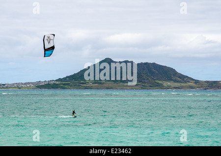 Le kite surf au large de la côte d'Oahu à Hawaii Banque D'Images