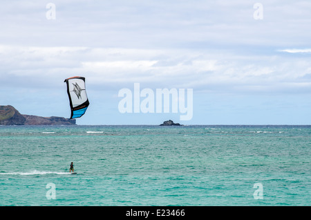 Le kite surf au large de la côte d'Oahu à Hawaii Banque D'Images