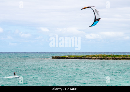 Le kite surf au large de la côte d'Oahu à Hawaii Banque D'Images