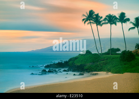 Maui littoral avec le coucher du soleil. Hawaï Banque D'Images