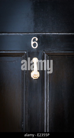 Numéro 6 et heurtoir close up sur une porte en bois pour l'utiliser comme arrière-plan Banque D'Images