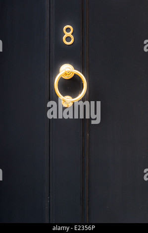Numéro 8 et heurtoir close up sur une porte en bois pour l'utiliser comme arrière-plan Banque D'Images