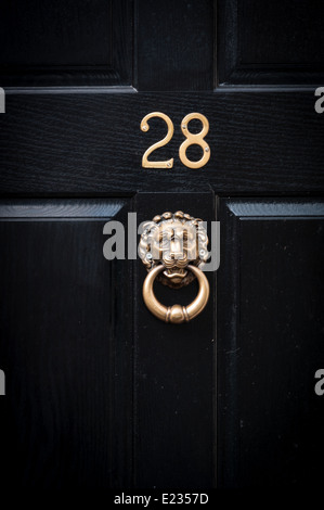 Close up de heurtoir et le numéro 28 sur une porte en bois pour l'utiliser comme arrière-plan Banque D'Images