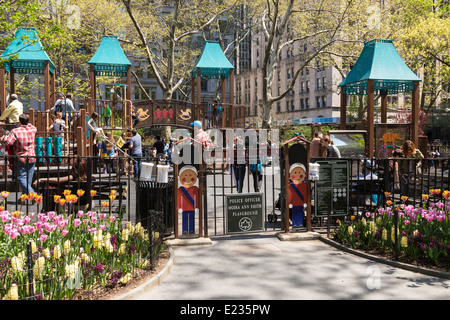 Agent de police Moira Ann Smith, aire de jeux, Bridget's Garden, précédemment dans le Madison Square Park, NYC Banque D'Images