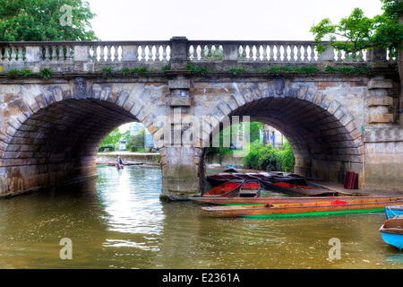 Pont-de-la-Madeleine, barques, Oxford, Oxfordshire, Angleterre, Royaume-Uni Banque D'Images