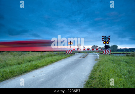 Train sur fer avec une longue exposition au soleil levant, Pays-Bas Banque D'Images