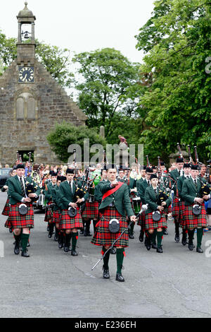 Lochwinnoch, Renfrewshire, Écosse, Royaume-Uni, samedi 14 juin 2014. St Columba’s School Pipe Band de Kilmacolm jouant au début du Gala Day de Lochwinnoch Banque D'Images