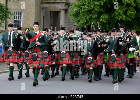 Lochwinnoch, Renfrewshire, Écosse, Royaume-Uni, samedi 14 juin 2014. St Columba’s School Pipe Band de Kilmacolm jouant au début du Gala Day de Lochwinnoch Banque D'Images