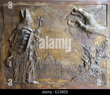 Le Pape Jean Paul II, de secours sur la porte de bronze de l'église Saint Jacques le Majeur à Porto Azzurro, Elba, Italie Banque D'Images