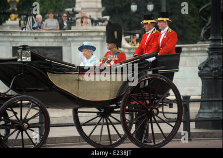 Londres, Royaume-Uni, 14 juin 2014 La Reine Elizabeth II et le duc d'Édimbourg. Parade du drapeau au palais de Buckingham pour célébrer l'anniversaire de la reine Elizabeth II. Credit : JOHNNY ARMSTEAD/Alamy Live News Banque D'Images