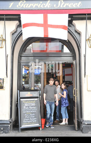 Piccadilly Circus, Londres, Royaume-Uni. 14 juin 2014. L'Angleterre de football de l'équipe d'un drapeau au-dessus d'un pub à côté. Crédit : Matthieu Chattle/Alamy Live News Banque D'Images
