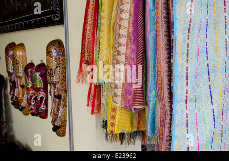 L'Indonésie, l'île de Lombok, Gunnungsari. Sesela Marché de l'art. Tissus traditionnels appelés songket. Banque D'Images