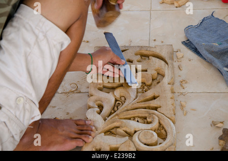 L'Indonésie, l'île de Lombok, Gunnungsari. Sesela Marché de l'art. Démonstration de sculpture sur bois d'experts. Banque D'Images