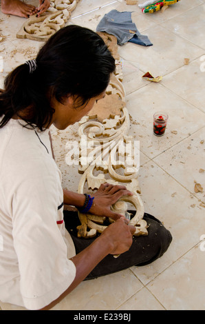 L'Indonésie, l'île de Lombok, Gunnungsari. Sesela Marché de l'art. Démonstration de sculpture sur bois d'experts. Banque D'Images