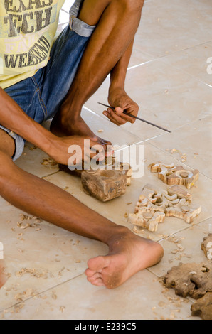 L'Indonésie, l'île de Lombok, Gunnungsari. Sesela Marché de l'art. Démonstration de sculpture sur bois d'experts. Banque D'Images