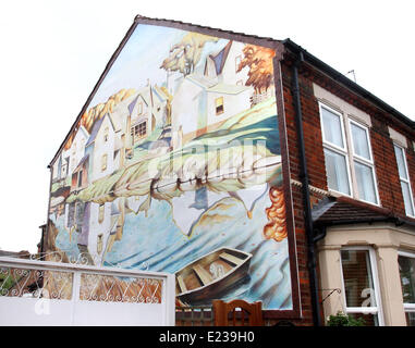 Bedford, Royaume-Uni. 14 juin 2014. Artiste Iain Carstairs vient de dévoiler son dernier travail - une immense fresque sur le côté de sa maison. L'œuvre en fonction de l'artiste canadien AJ Casson blanc 'Village' orne désormais le mur extérieur de son modeste fin maison mitoyenne à Bedford. C'est la deuxième fresque l'artiste a peint - la première a été achevée à la fin de 2012 à l'extérieur d'un café-restaurant dans la ville. 14 Juin 2014 Crédit : KEITH MAYHEW/Alamy Live News Banque D'Images