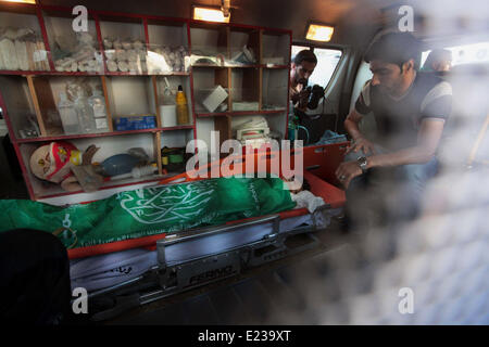 Beit Lahiya, dans la bande de Gaza, territoire palestinien. 14 Juin, 2014. Corps du peuple palestinien Abdul Latif Al-Awour dans une ambulance lors de ses funérailles à Beit Lahiya, dans le nord de la bande de Gaza le 14 juin 2014. Al-Awour a été blessé mercredi de blessures subies à la suite d'un raids aériens israéliens sur la moto au nord de la ville de Gaza, porte-parole du ministère de la santé de Gaza a dit : Crédit Ashraf Amra/APA Images/ZUMAPRESS.com/Alamy Live News Banque D'Images